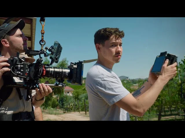 同人 | 影视传媒与视频社区网站| 创作无限未来首席创作总监拍摄工作照